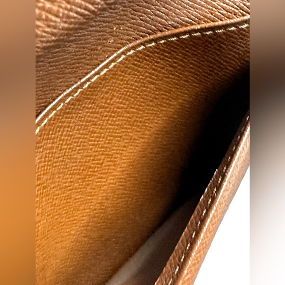 Louis Vuitton Monogram Canvas Portfolio Kiss-Lock
Snap Coin Cash Card Wallet - Picture 14 of 16